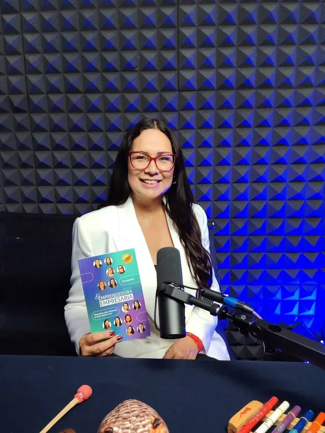 Vero Reyna en un estudio de podcast